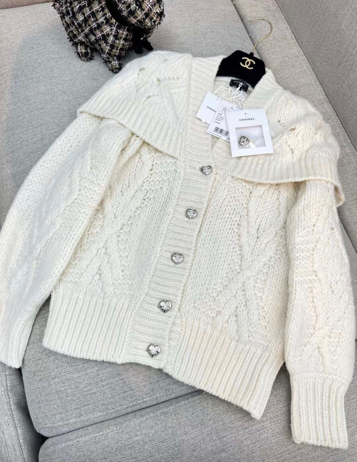 Chanel 21B white knit igan size 34. Brand new with tag