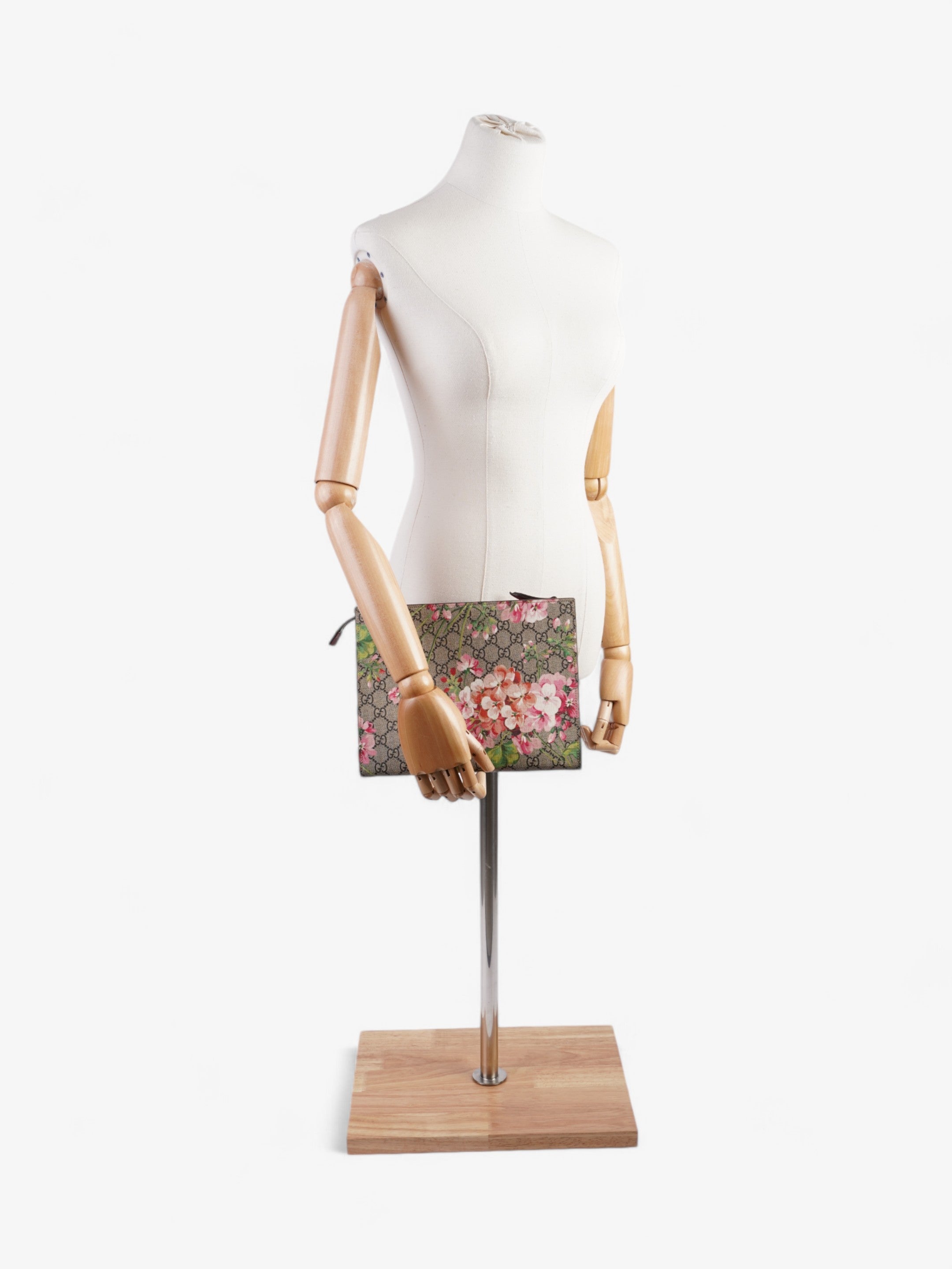 Gucci GG Blooms Pouch GG Supreme / Bloom Coated Canvas