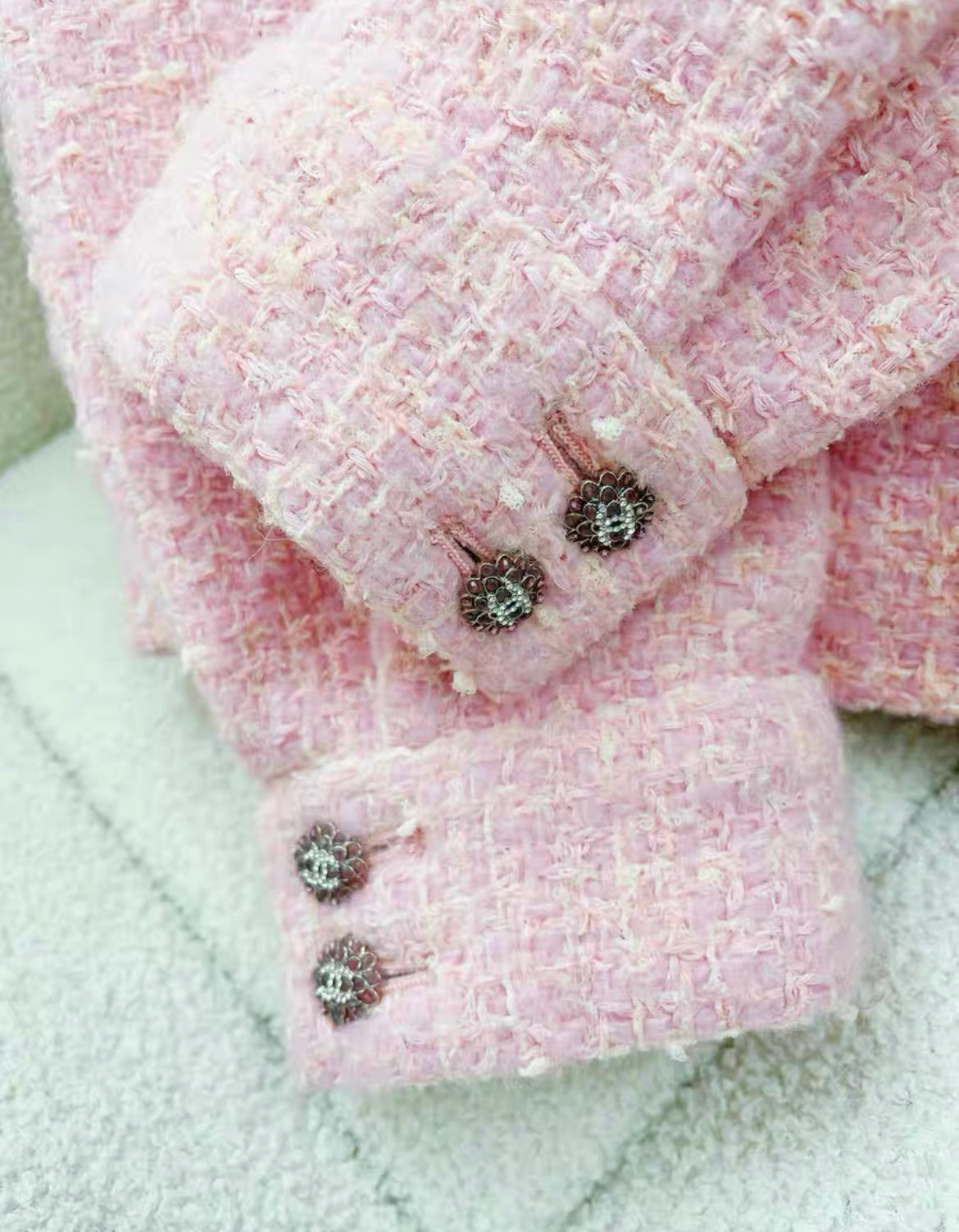 Chanel 23K fall/winter pink tweed jacket size 44 brand new with tags