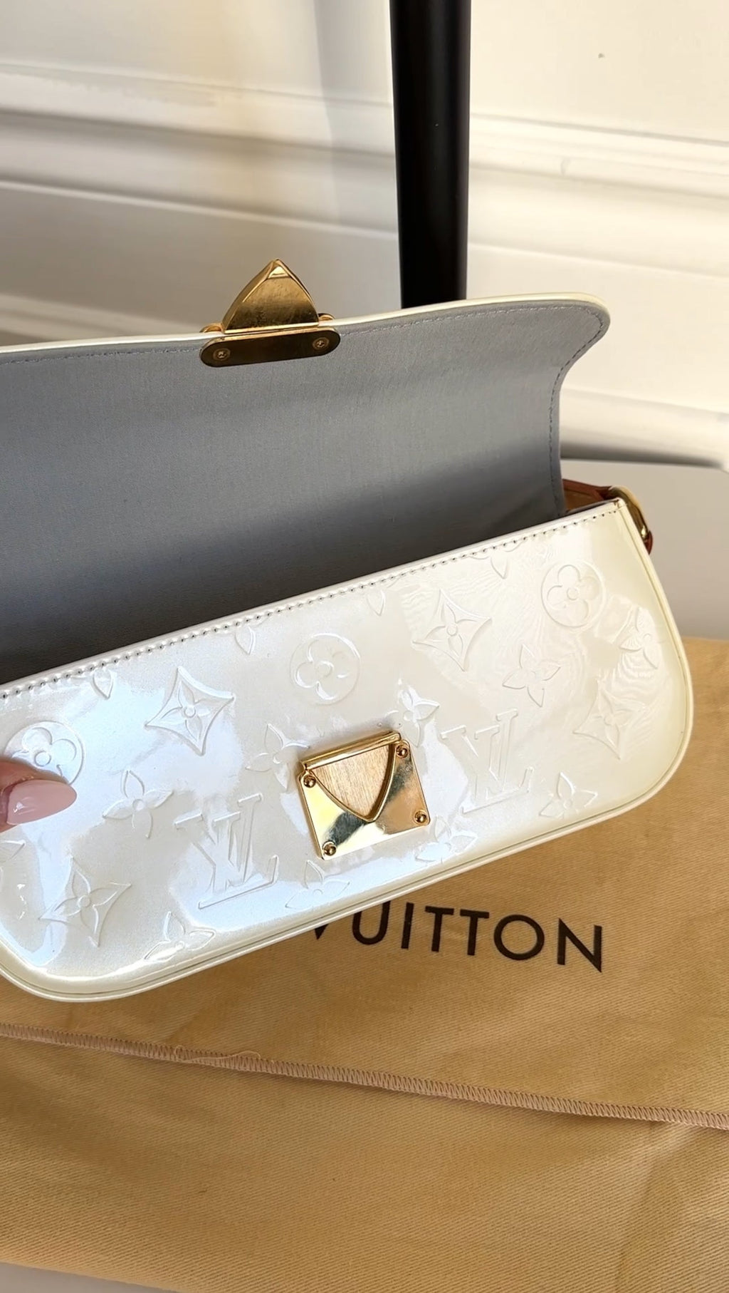 Louis Vuitton Ivory Perle Vernis Malibu Street Baguette Shoulder Bag