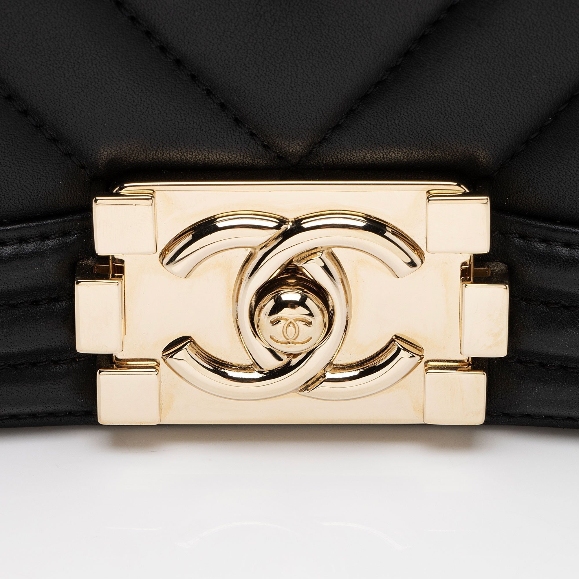 Chanel Chevron Lambskin New Medium Boy Bag (SHF-KOMM25)