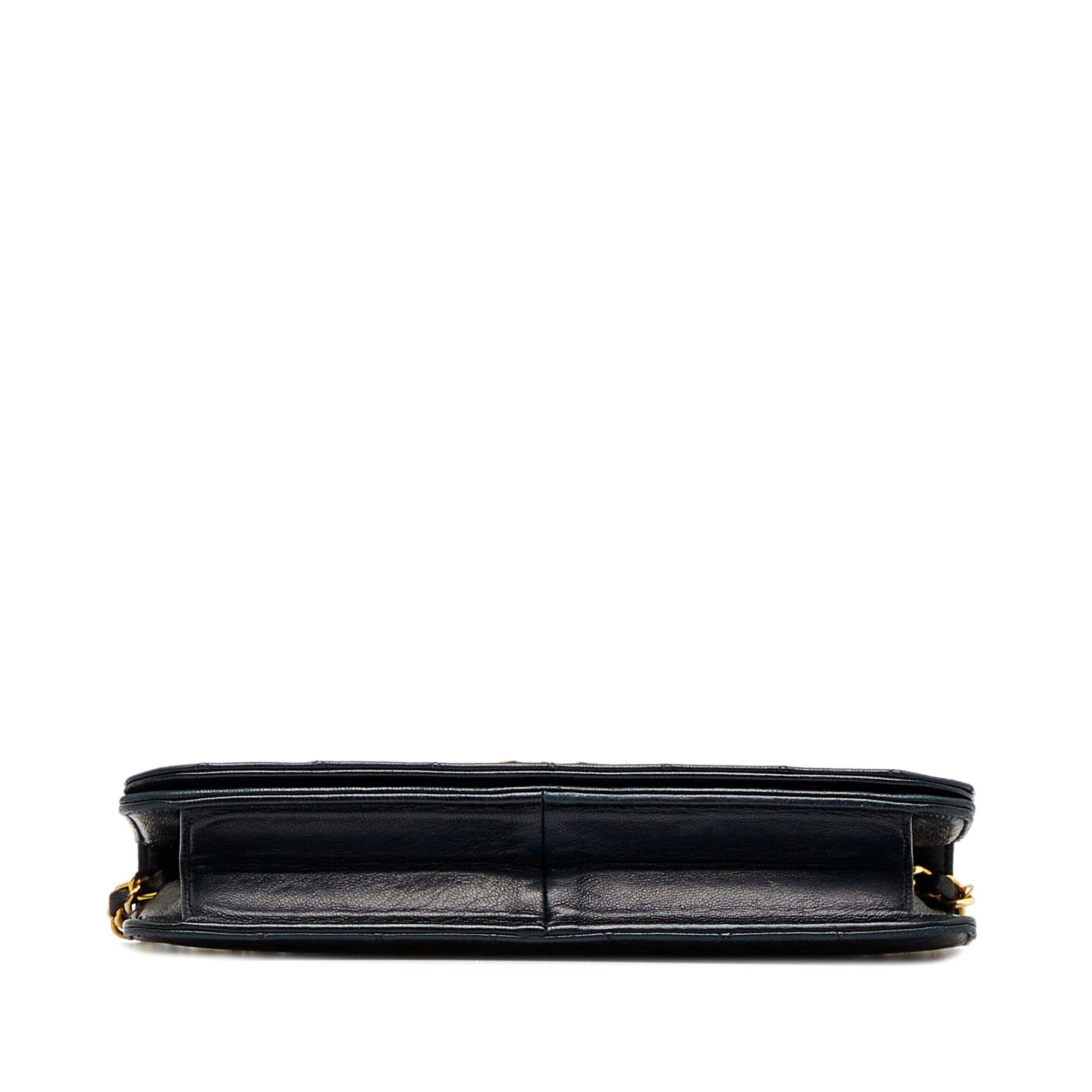 Chanel Small Matelasse Lambskin Chain Shoulder Bag (SHG-t9i4S0)