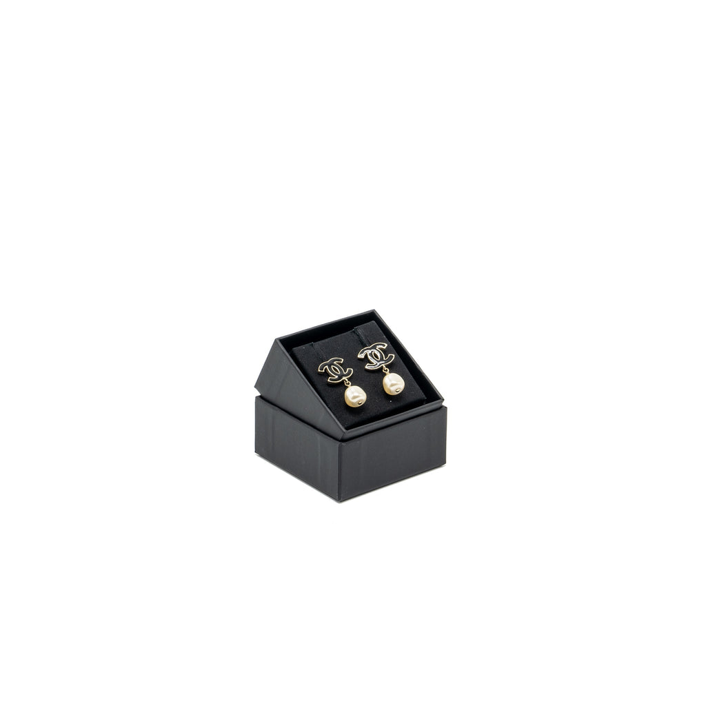 Chanel CC Logo Earring Pearl Drop Black/Light Gold Tone