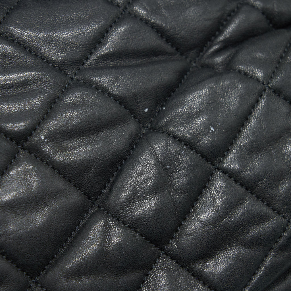 Chanel quilted leather with Chain Shoulder Bag Black