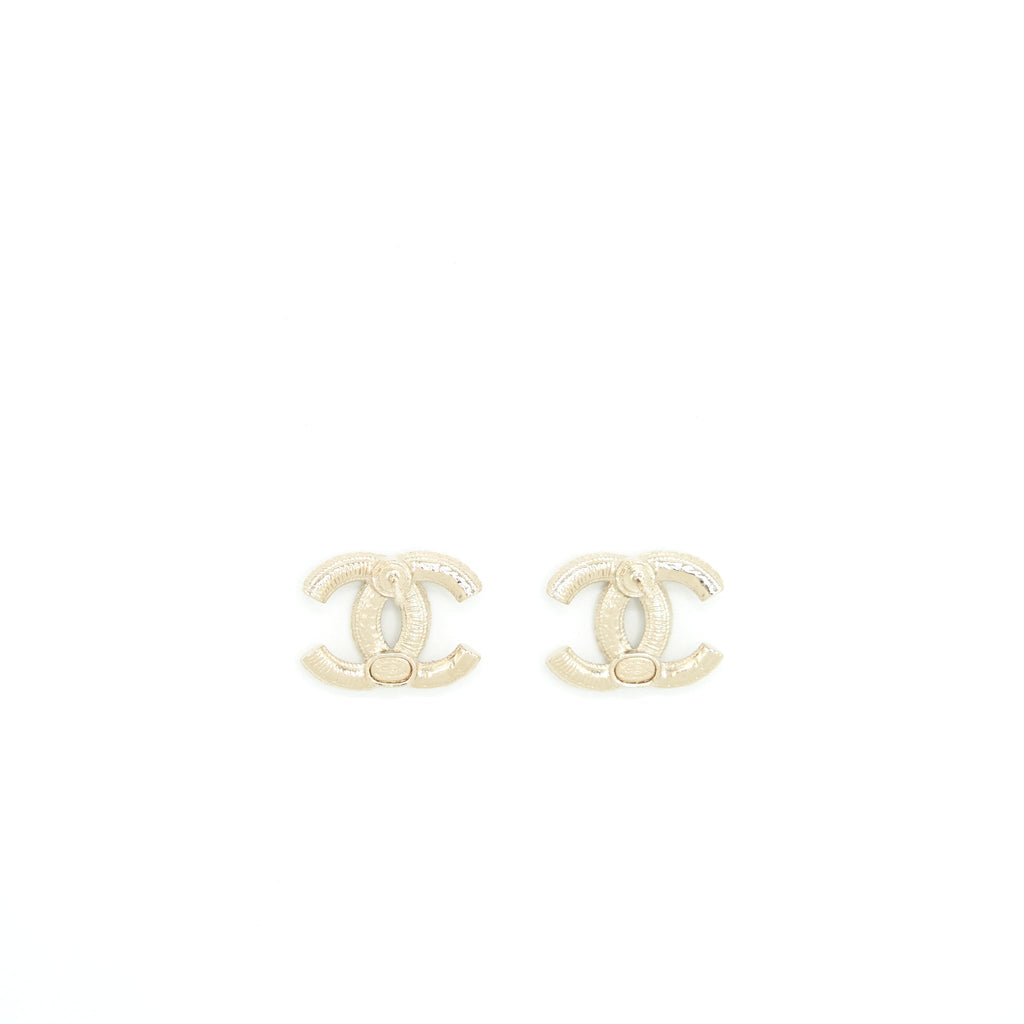 Chanel CC logo with mini pearl earrings L