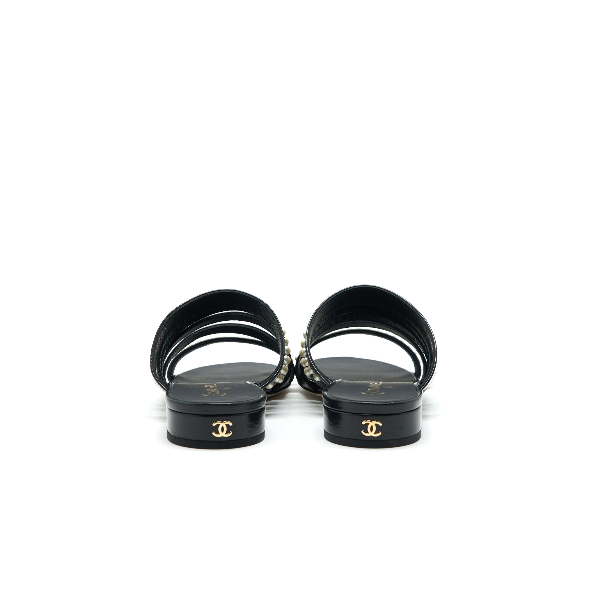 Chanel size37 Leather and pearl sandal black