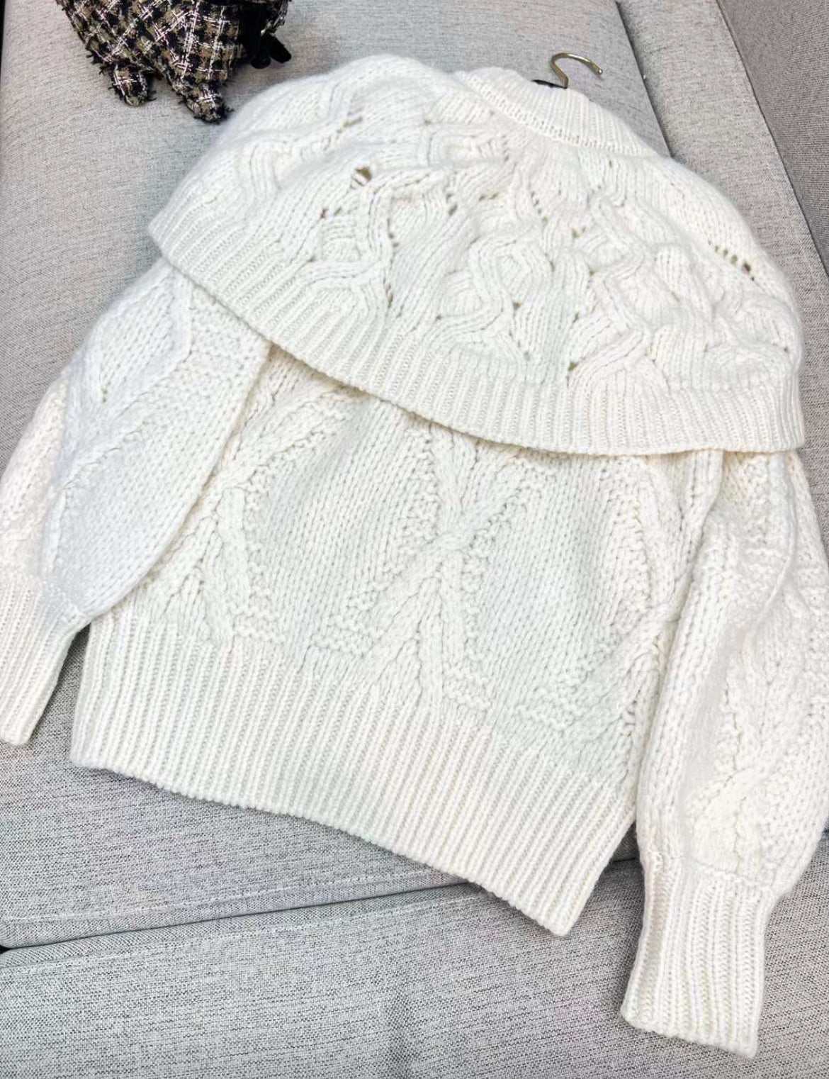 Chanel 21B white knit igan size 34. Brand new with tag