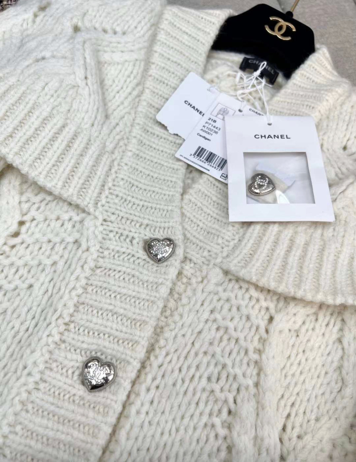 Chanel 21B white knit igan size 34. Brand new with tag