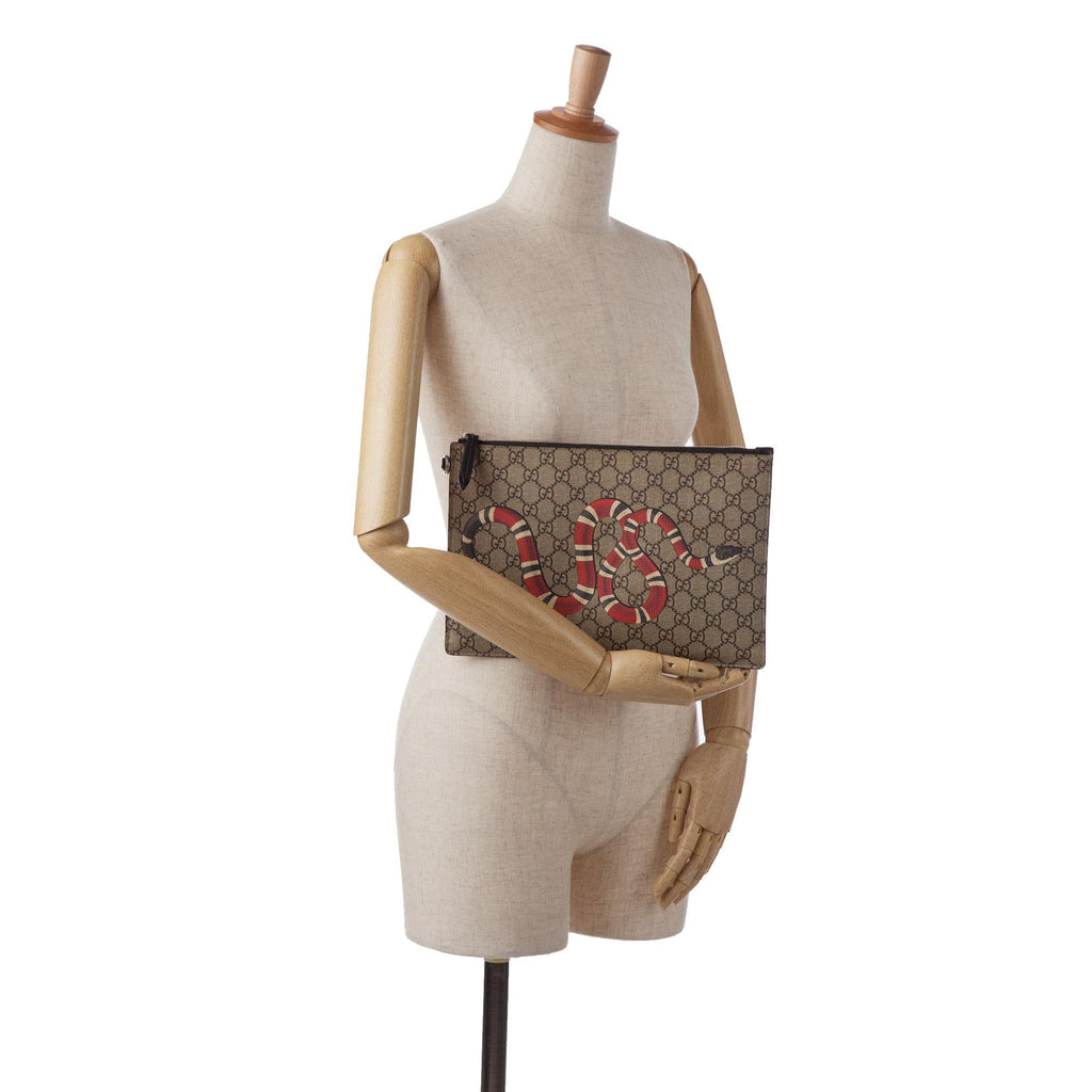 Gucci GG Supreme Kingsnake Clutch Bag (SHG-qHejCL)