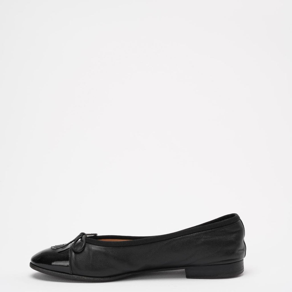 Chanel Black Leather and Patent CC Cap Toe Bow Ballet Flats Size 38 ½