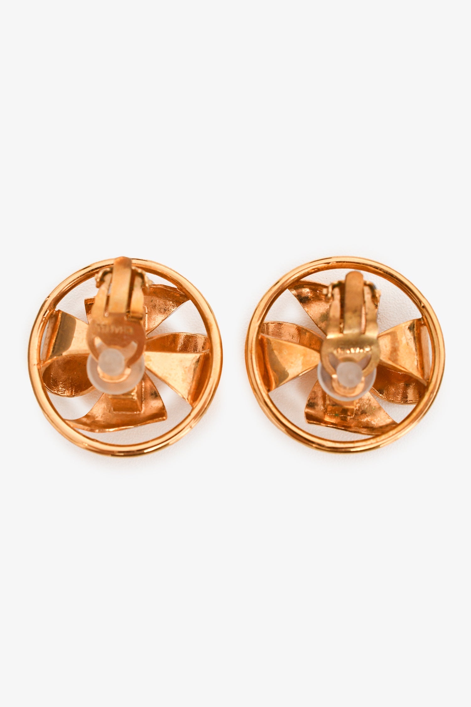 Pre-Loved Chanel™ Gold Tone CC Pinwheel Pearl Clip-On Earrings