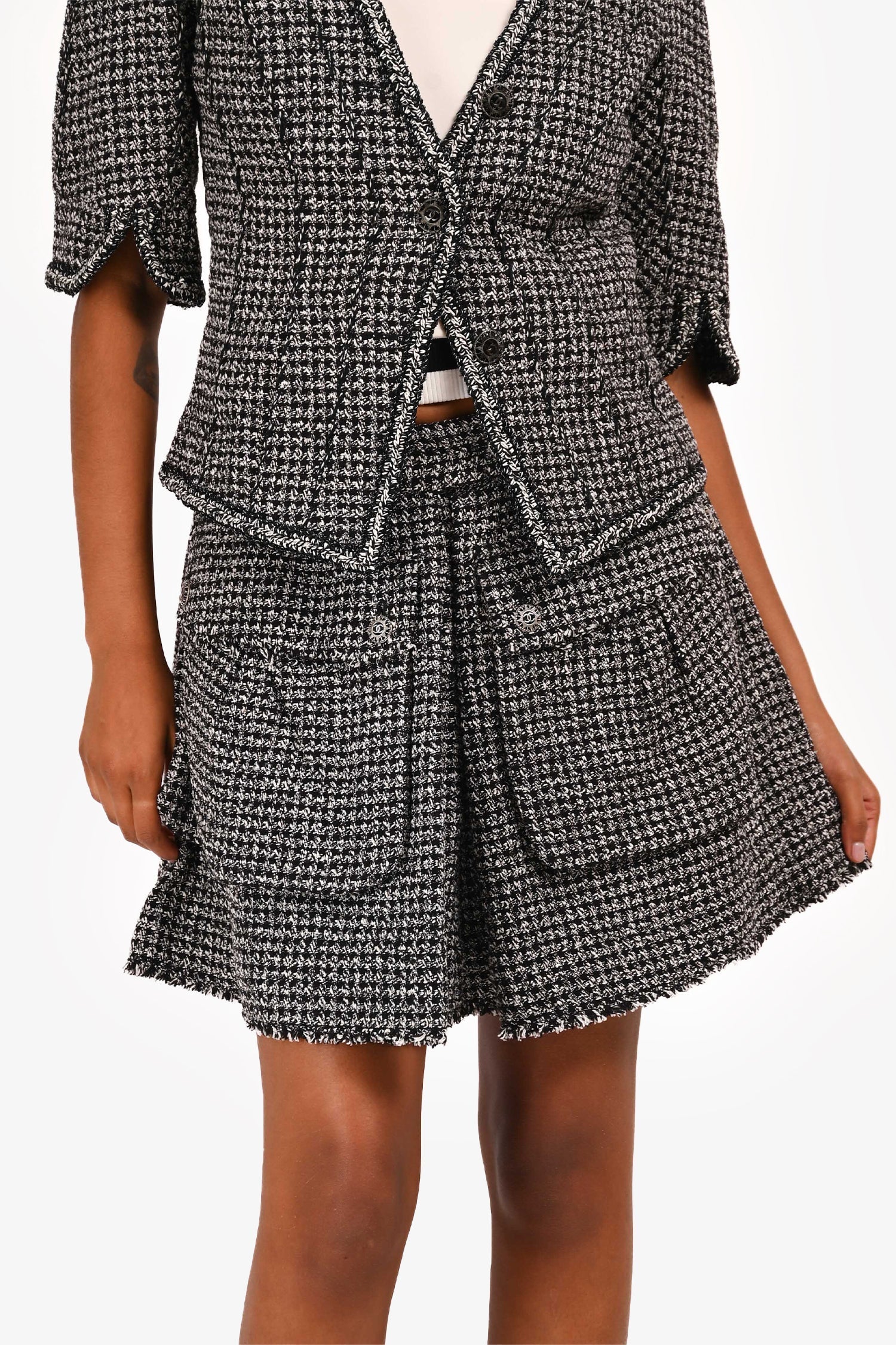 Pre-Loved Chanel™ 2010 Black/White Short Sleeves Tweed Jacket + Skirt Sets Size 38
