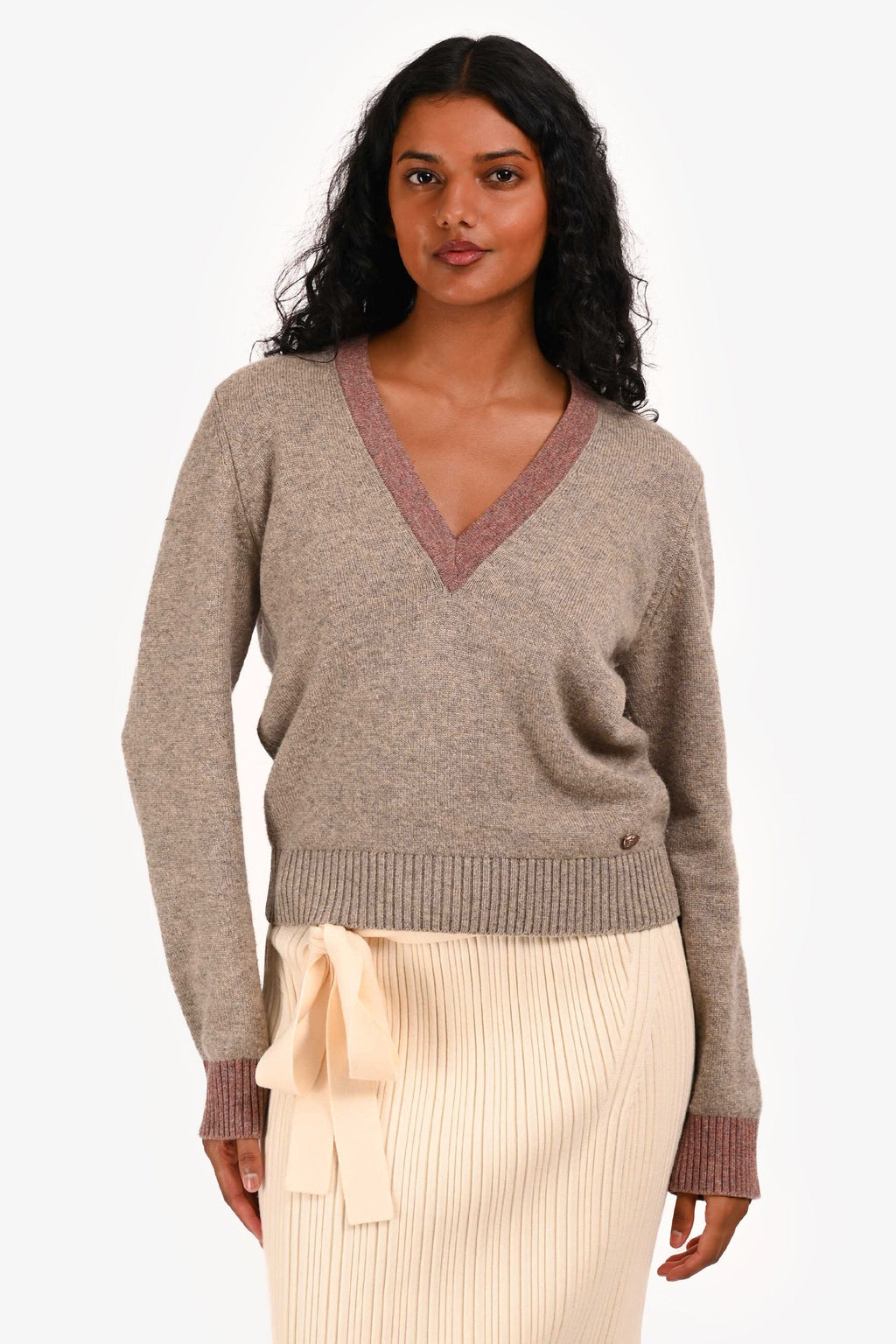 Pre-Loved Chanel™ 2016 Fall/Winter Paris-Rome Runway Grey Cashmere V-Neck Sweater Size 38