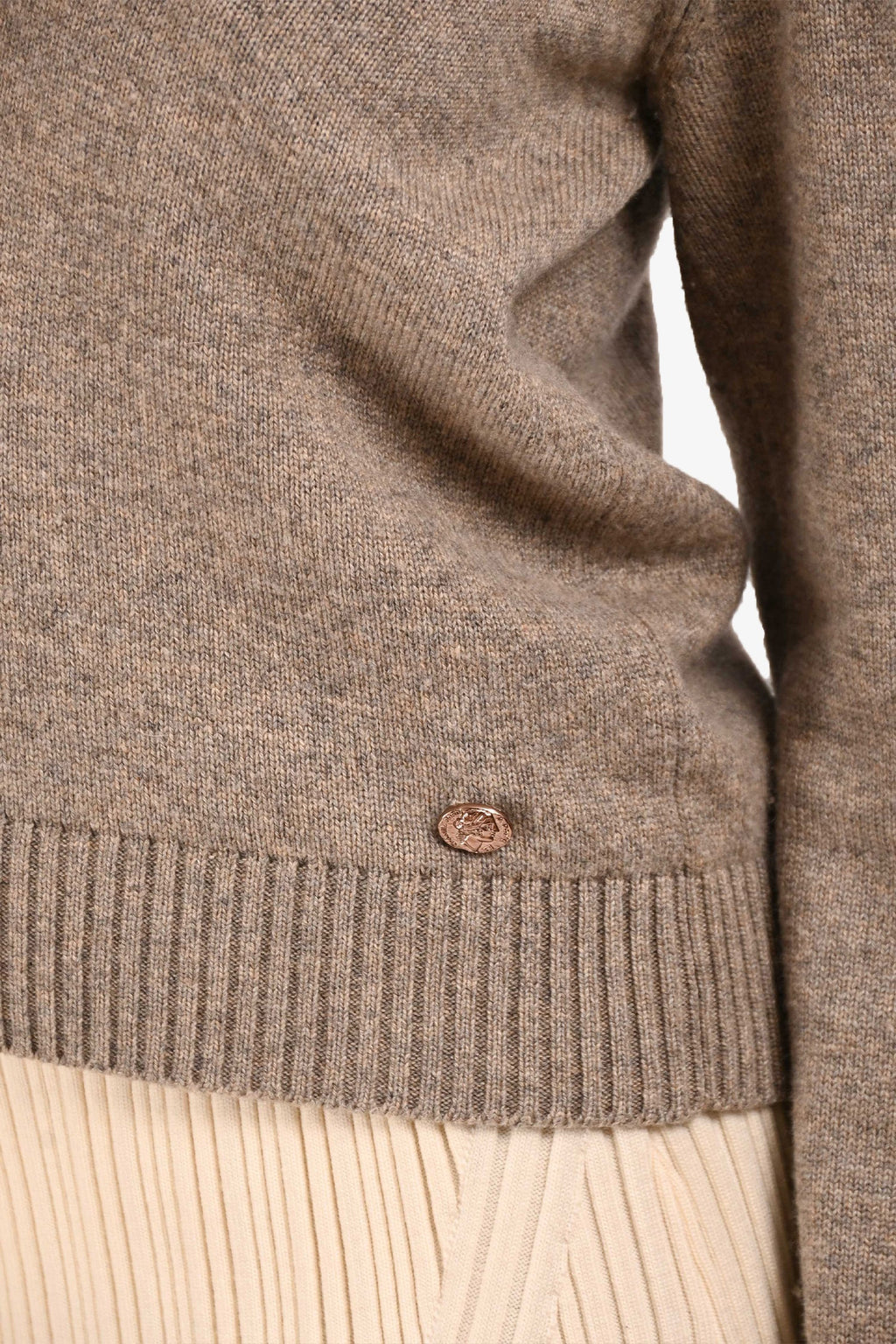 Pre-Loved Chanel™ 2016 Fall/Winter Paris-Rome Runway Grey Cashmere V-Neck Sweater Size 38