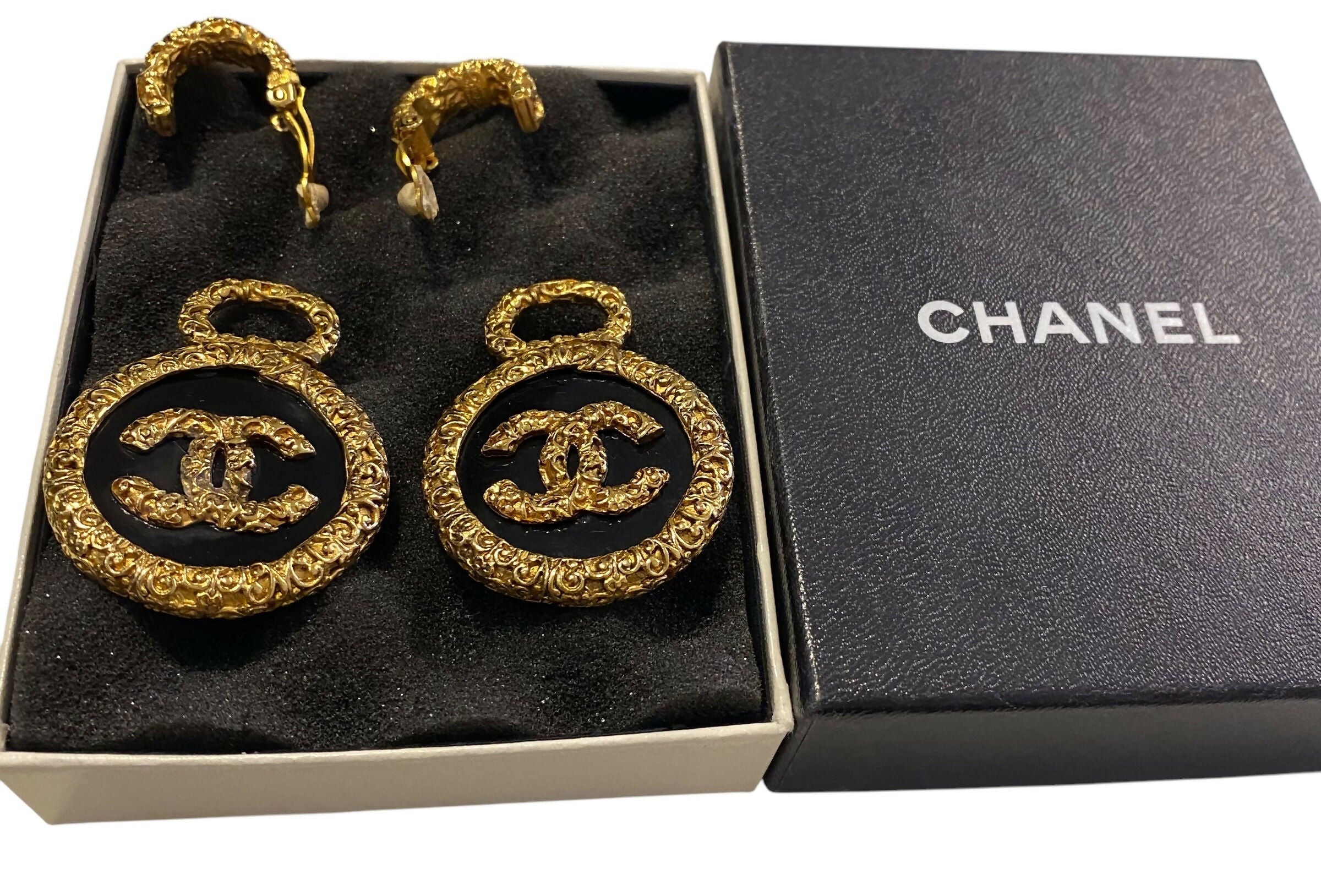 Chanel 93A Large Gold Metal Black Onyx Medallion CC Florentine Bracelet & Earrings SET